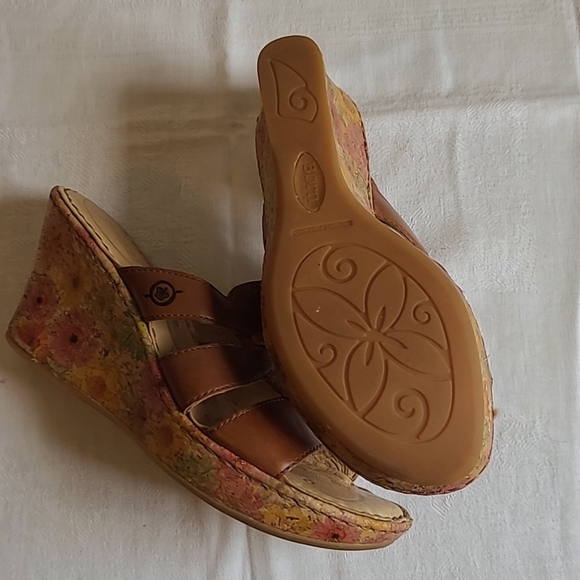 "Born" wedge sandals. Size 7. Dark tan with flowered cork sole - Picture 2 of 4